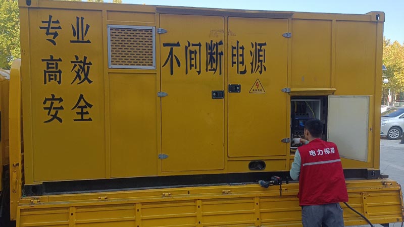 西秀柴油发电机组和UPS电源配合使用时，如何避免切换过程中的电力中断？